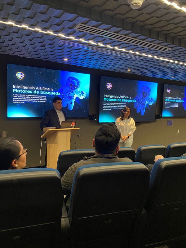José Gaspard en keynote sobre GEO, SEO con inteligencia artificial en Warner Play Latino 2026 en Ciudad de México